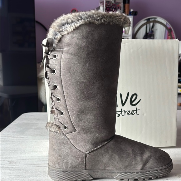 olive street Shoes - Gray Winter Boots with Furry Lining NWOT